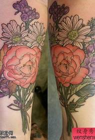 Tatuaj tatuoj dividas de koloro de roza koloro