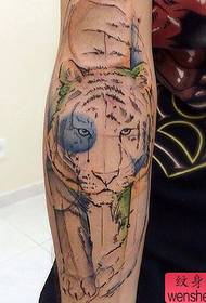 The Tattoo Hall consiglia un tatuaggio a forma di tigre con inchiostro sul braccio