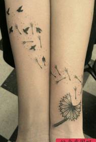 Tatuaje ikuskizuna, emakume bat eskumuturreko dandelion tatuaje lana gomendatzea