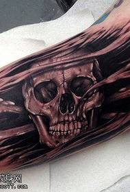 Ginklų, Europos ir Amerikos tatuiruotes dalijasi Tatuiruočių salė