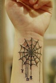 手首のクモの巣のタトゥー作品