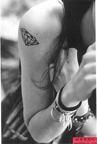 Tyttö käsi timantti yksinkertainen viiva tatuointi malli