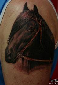 Muški zgodni modni model tetovaža konja