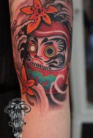A tatuagem do Dharma na cor do braço funciona pelo show de tatuagens