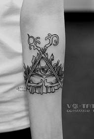 I tatuaggi dell'occhio di Dio sul braccio bianco e nero sono condivisi dai tatuaggi