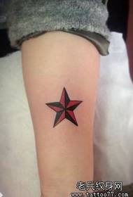 Mergaitės rankos spalvos mažas penkiakampis žvaigždės tatuiruotės raštas