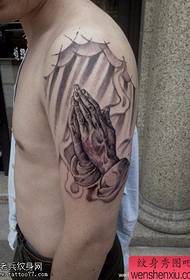 Πέτα μαύρη και άσπρη εργασία τατουάζ χέρι προσευχή