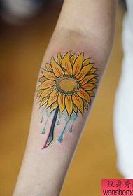 Armfärgad solros-tatueringsarbete