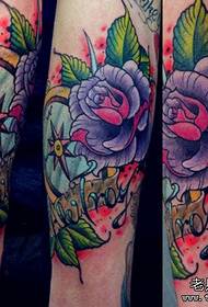 Bellissimo e bellissimo modello di tatuaggio rosa con le braccia