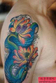 Работа с татуировка на змия на лотос