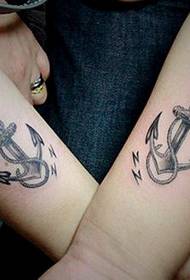 Pasangan lengan tampan pola tato besi jangkar