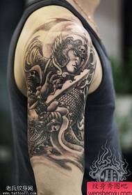 Ett svart, svart och grått vediskt tatueringsarbete delas av tatueringsshowen