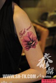 nainen käsivarsi vaaleanpunainen ruusu tatuointi malli