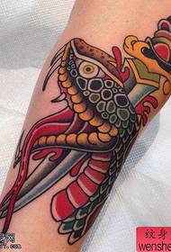 Najlepšie tetovacie múzeum odporúča hadovú dýku s farbou ramena