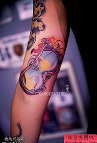 Tetovaže pješčanog sata u boji ruke dijele i tetovaže