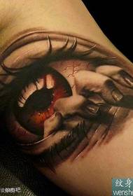 Realistic 3d babban tattoo eye a hannu