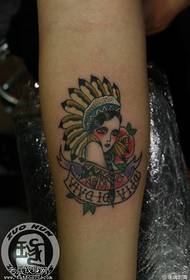 Modello di tatuaggio ragazza indiana di colore del braccio