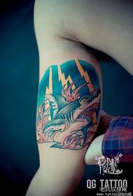 Một hình xăm cá mập ở bên trong cánh tay