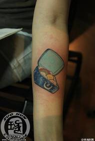 Tatuaggi creativi a forma di valigia con braccio colorato