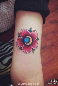 Гирл арм красни цвјетни узорак тетоваже