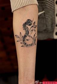 Traballo de tatuaxe de serpe de tinta de brazo