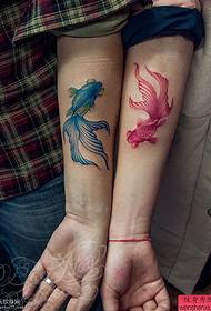Poza de tatuaj cu pește de aur cuplu de braț