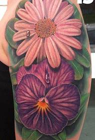 腕の創造的なかわいい花のタトゥー作品