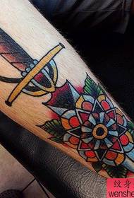 modello del tatuaggio del pugnale del fiore colorato stile scuola