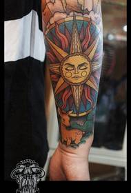 Sunčane tetovaže u boji ruke dijele i tetovaže