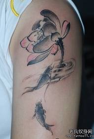 Arm sikat na tinta pagpipinta style lotus carp tattoo pattern