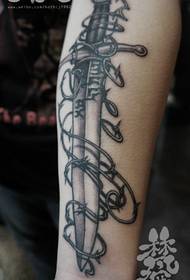 Brazo de home clásico de espada e tatuaje de vitex