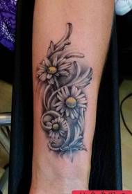 Immagine tatuaggio polso margherita bianco e nero