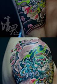 Viro brako klasika malvarmeta Tang leono tatuaje ŝablono