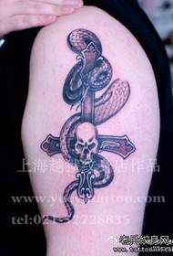 Serpiente clásica de moda de brazo con patrón de tatuaje cruzado