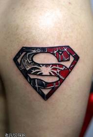 Tatuaje dendak partekatzen dituen besoetako kolore superman logotipoa