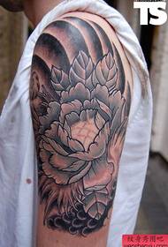 Arm af en kreativ blomster tatovering