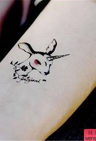 Malgranda freŝa cervo-tatuaje