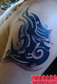 vīrieša rokas totēma tetovējums