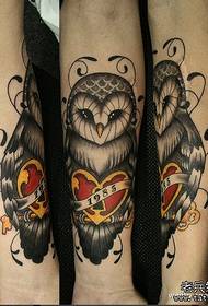 Un motif de tatouage hibou noir et blanc au bras