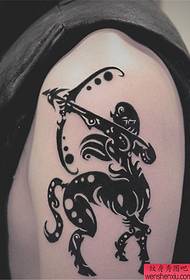 En Aarmtotem, e Sagittarius Tattoo Muster