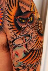 Ang gawa sa tattoo ng owl ng arm