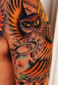Lavoro del tatuaggio del gufo del braccio