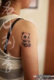 Қыздың сүйкімді және сүйкімді кішкентай панда татуировкасы