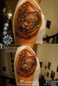 კაცი მკლავი დომინირების Tang lion tattoo ნიმუში