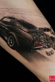 Un buon tatuaggio sul braccio