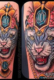 Arm färg tiger tatuering arbete
