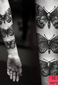 팔 나비 문신 패턴
