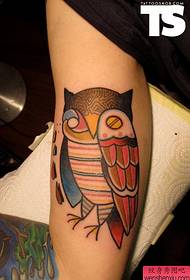 twórczy tatuaż sowy na ramieniu