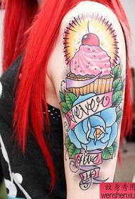 Modello tatuaggio braccio color torta