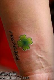 Me thiab stylish plaub-nplooj clover tattoo qauv